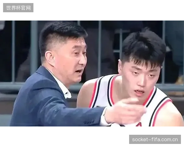 广东队进入后易建联时代,杜锋指导需加速培养黄明依等年轻锋线。 广东队进入后易建联时代,杜锋指导需加速培养黄明依等年轻锋线。